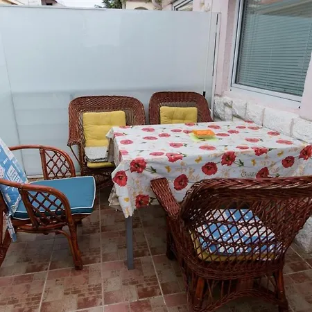 Izvorka Apartman Grebastica